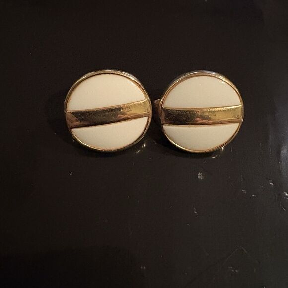 Vintage Avon Summerset White Flat Button Clip On Earrings Gold Tone 211 - Picture 2 of 3